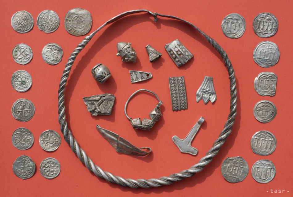 Archeológovia uviedli, že 100 strieborných mincí je približne z čias vlády Haralda Gormssona, známeho ako Harald I. Modrozubý.