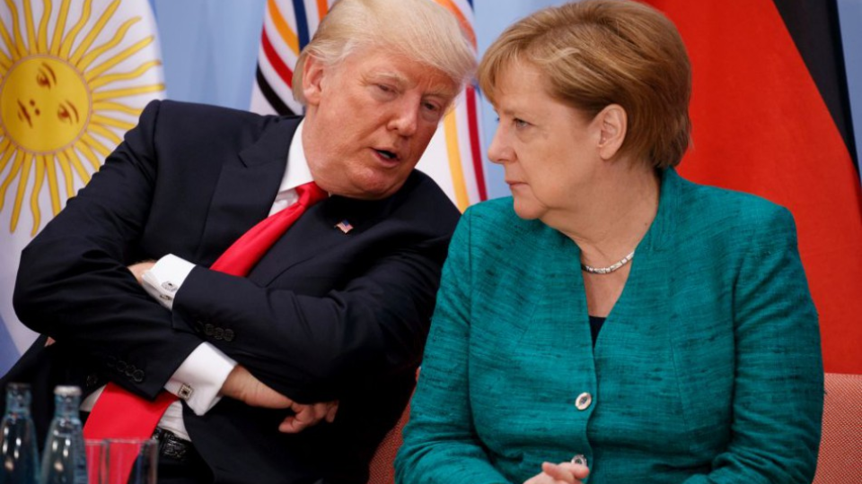 Na archívnej snímke Donald Trump a Angela Merkelová. 