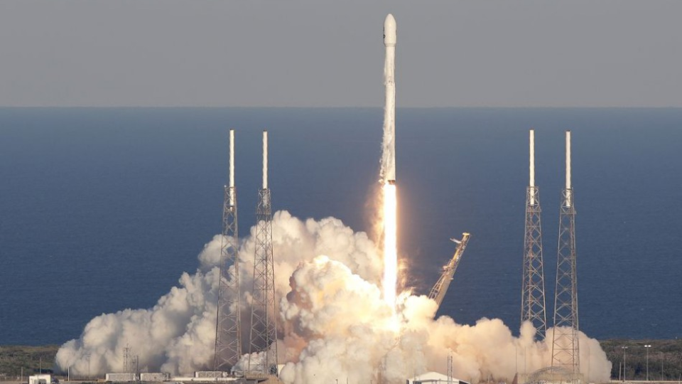 Z Mysu Canaveral v americkom štáte Florida odštartovala v stredu raketa Falcon 9 FT s teleskopom TESS, pomocou ktorého chcú vedci hľadať exoplanéty, 