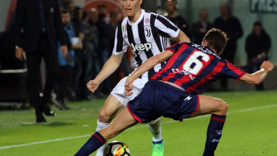 Futbalisti Juventusu Turín v stredajšom zápase 33. kola talianskej Serie A iba remizovali na pôde zachraňujúceho sa FC Crotone 1:1.