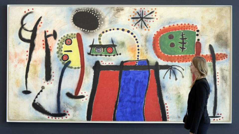 Návštevníčky prechádzajú popri obrazoch Paitings (Maľba) (1953) na výstave španielskeho majstra Joana Miróa v Kunsthause v švajčiarskom Zürichu, archívna snímka.
