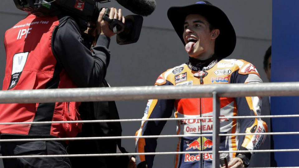 Úradujúci majster sveta Marc Marquez zo Španielska sa teší po výhre v kráľovskej kategórii MotoGP na nedeľňajšej Veľkej cene USA, ktorá bola tretie podujatie tohtoročného seriálu MS cestných motocyklov, 23. apríla 2018.