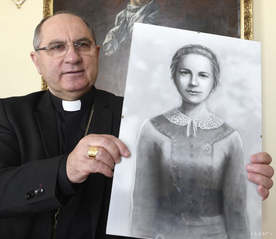 Na snímke košický arcibiskup a metropolita Mons. Bernard Bober s portrétom Anny Kolesárovej. 