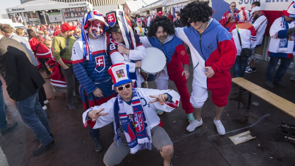 Na snímke slovenskí a českí fanúšikovia pred zápasom základnej A-skupiny 82. majstrovstiev sveta v ľadovom hokeji Česko - Slovensko 5. mája 2018 v Kodani.