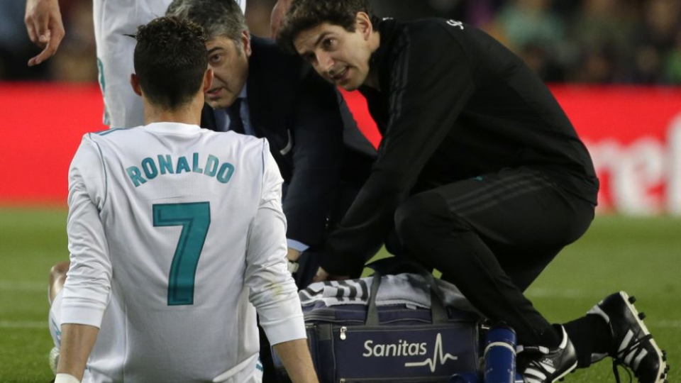 Futbalista Realu Madrid Cristiano Ronaldo je v rukách lekárov po zranení, ktoré utrpel pri svojom góle v 14. minúte po súboji s Gerardom Piquem  v nedeľňajšom stretnutí 36. kola najvyššej španielskej súťaže FC Barcelona - Real Madrid v Barcelone 6. mája 2018.