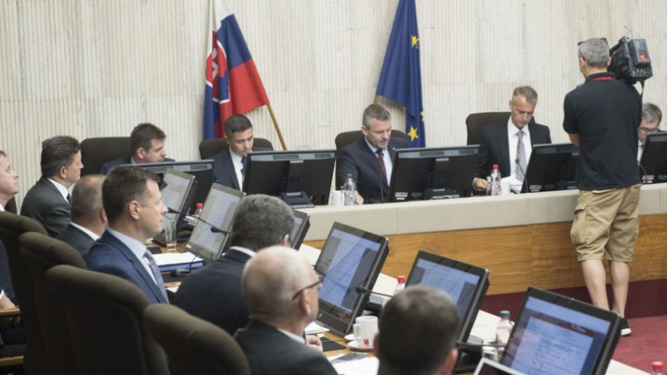 Na snímke predseda vlády SR Peter Pellegrini (uprostred) počas zasadnutia vlády SR 9. mája 2018 v Bratislave.