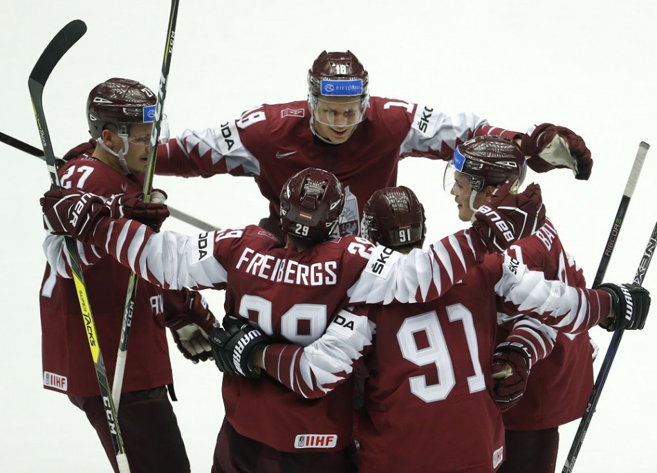 Lotyšskí hokejisti sa tešia po strelení gólu počas zápasu základnej B-skupiny Lotyšsko - Nemecko na MS v ľadovom hokeji v dánskom meste Herning 12. mája 2018.