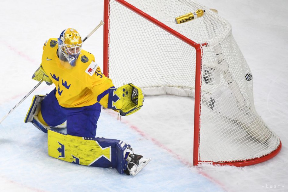 Na snímke švédsky brankár Magnus Hellberg dostáva gól po teči Slováka Tomáša Jurča počas zápasu základnej A - skupiny Švédsko - Slovensko na 82. majstrovstvách sveta v ľadovom hokeji v dánskej metropole Kodaň v sobotu 12. mája 2018.