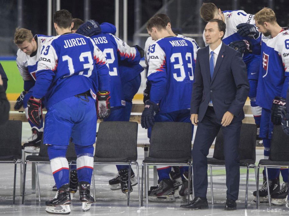 Na snímke vpravo generálny manažér slovenskej hokejovej reprezentácie Miroslav Šatan v Kodani. 