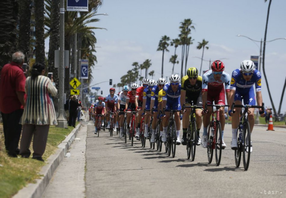 Na snímke pelotón prechádza po Ocean Boulevard počas úvodnej 133 km etapy preteku Okolo Kalifornie v Long Beach.