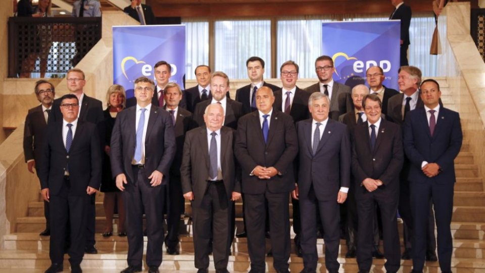 Lídri pózujú počas spoločnej fotografie v rámci stretnutia EPP pred začiatkom summitu EÚ - Západný Balkán v Sofii 16. mája 2018. Summit v Sofii bude o digitalizácii, Iráne a USA aj o západnom Balkáne.