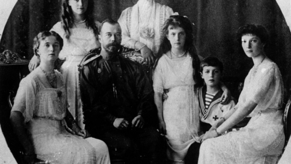  Na archívnej snímke ruský cár Mikuláš II (druhý zľava sediaci) s cárovnou Alexandrou (vzadu uprostred) , princom Alexejom (druhý sprava sediaci), a princeznami Oľgou (vľavo sediaca), Anastáziou (tretia zľava vedľa cára)  a Tatianou (vpravo sediaca).  Moskovský súd 7.augusta 2006  zrušil rozhodnutie súdu nižšej inštancie, ktorá odmietla uznať posledného cára Mikuláša II. a jeho rodinu za obete politickej represie. Cársku rodinu popravili boľševici v roku 1918. 