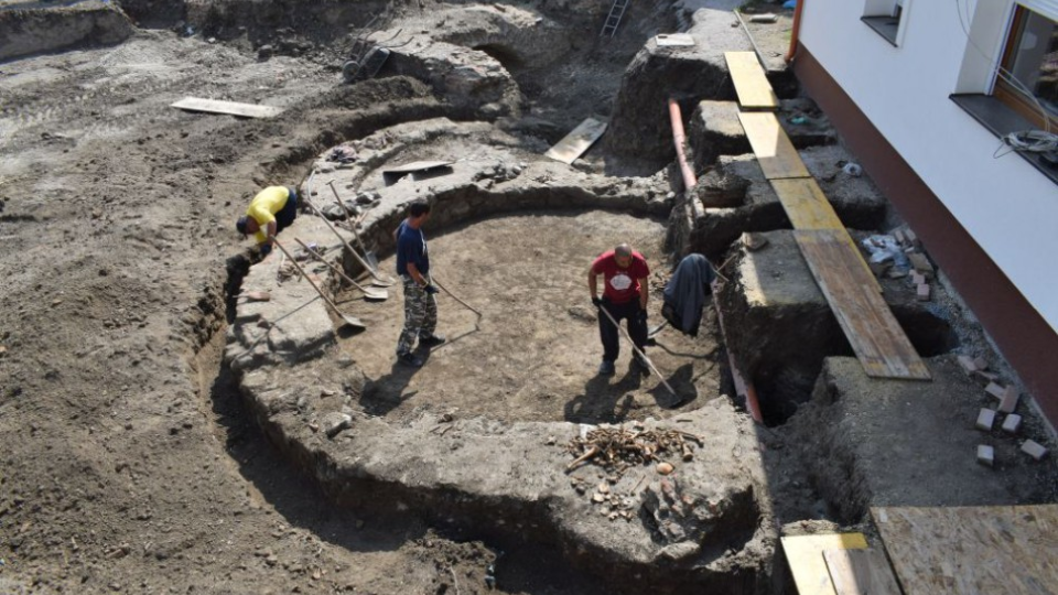 Pri kostole v Šamoríne našli archeológovia vzácny nález – karner z 12. storočia.