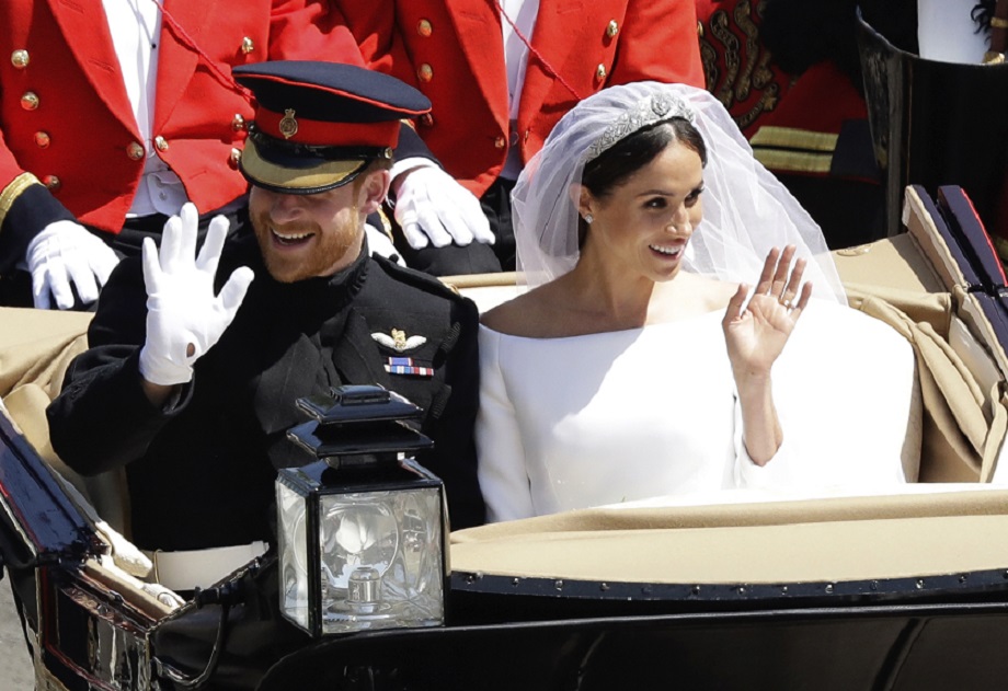 Meghan Markleová a princ Harry po sobáši v koči v uliciach mesta Windsor.