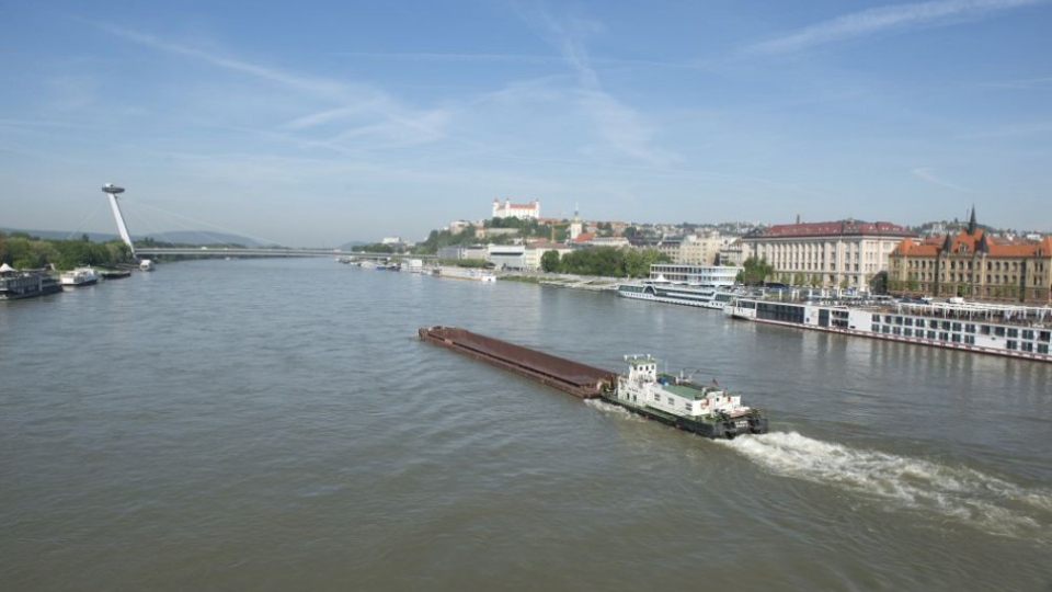Na archívnej snímke lode kotvia v osobnom prístave na rieke Dunaj v Bratislave.