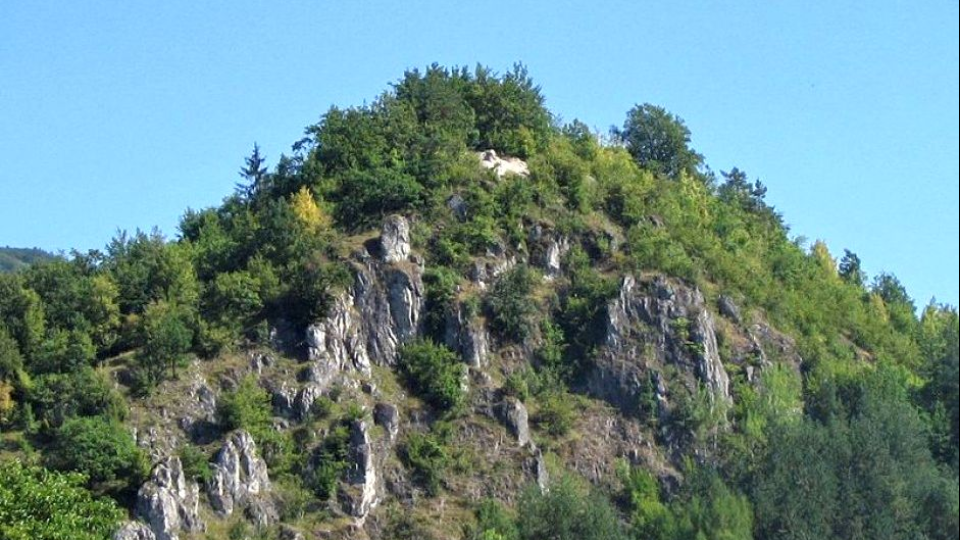 Nad obcou Košecké podhradie tróni hrad Košeca.