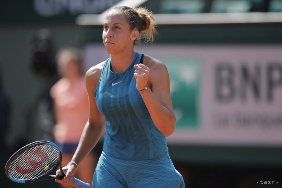 Americká tenistka Madison Keysová zatína päsť v zápase proti Rumunke Mihaele Buzarnescuovej v osemifinále dvojhry na grandslamovom turnaji Roland Garros 3. júna 2018 v Paríži.