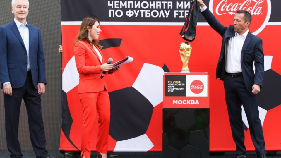 Bývalý nemecký futbalista Lothar Matthäus (vpravo) odhaľuje trofej pre majstra sveta vo futbale, vľavo moskovský starosta Sergej Sobjanin 3. júna 2018 v Moskve. Jedenásť dní pred štartom futbalových MS dorazila do Moskvy trofej pre majstra sveta. V uplynulých mesiacoch precestovala Rusko a ďalších viac ako 50 krajín. 