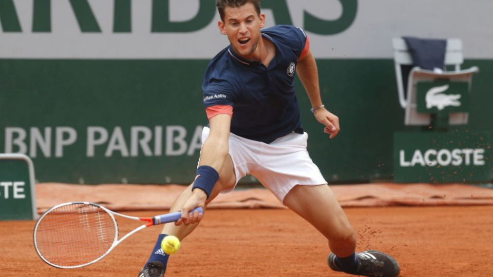 Rakúsky tenista Dominic Thiem odvracia loptičku Nemcovi Alexandrovi Zverevovi vo štvrťfinále grandslamového tenisového turnaja Roland Garros v Paríži 5. júna 2018.