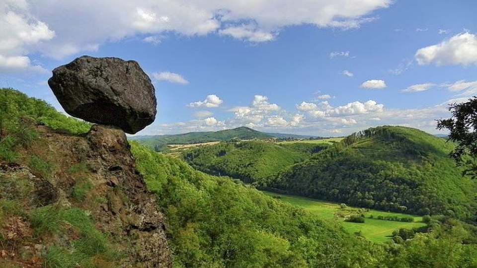 Jedinečná Čertova skala tróni nad údolím Hronu pri obci Budča.