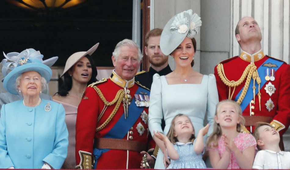 Na snímke britská panovníčka Alžbeta II. s kráľovskou rodinou pozorujú prehliadku na počesť kráľovnej.