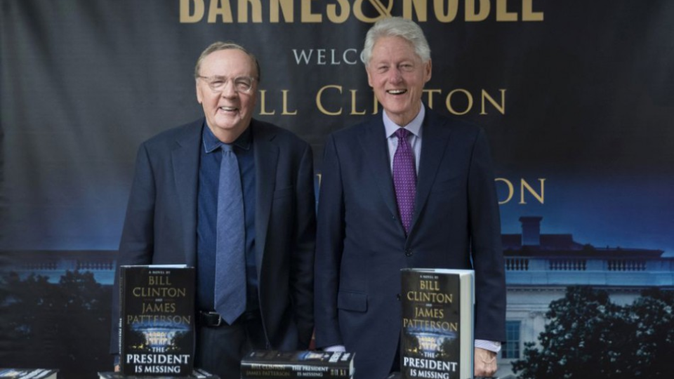 Politický triler, ktorého spoluautorom je americký spisovateľ James Patterson (vľavo), sa už dostal na prvé miesto v rebríčku predajnosti v internetovom obchode Amazon aj inde.
