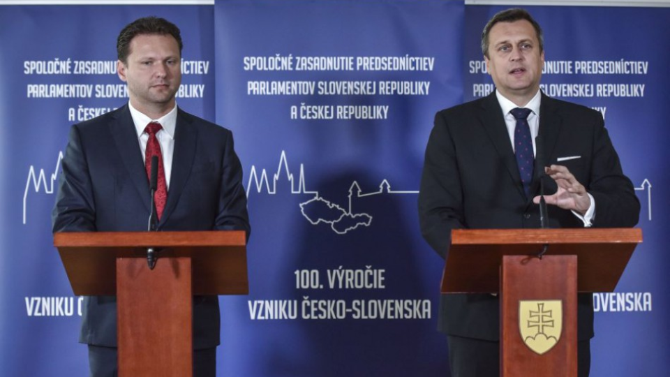 Na snímke predseda Národnej rady SR Andrej Danko (vpravo), predseda Poslaneckej snemovne Parlamentu Českej republiky Radek Vondráček (vľavo) počas tlačovej konferencie v rámci spoločného zasadnutia predsedníctiev parlamentov Slovenskej republiky a Českej republiky 14. júna 2018 v Bratislave. 