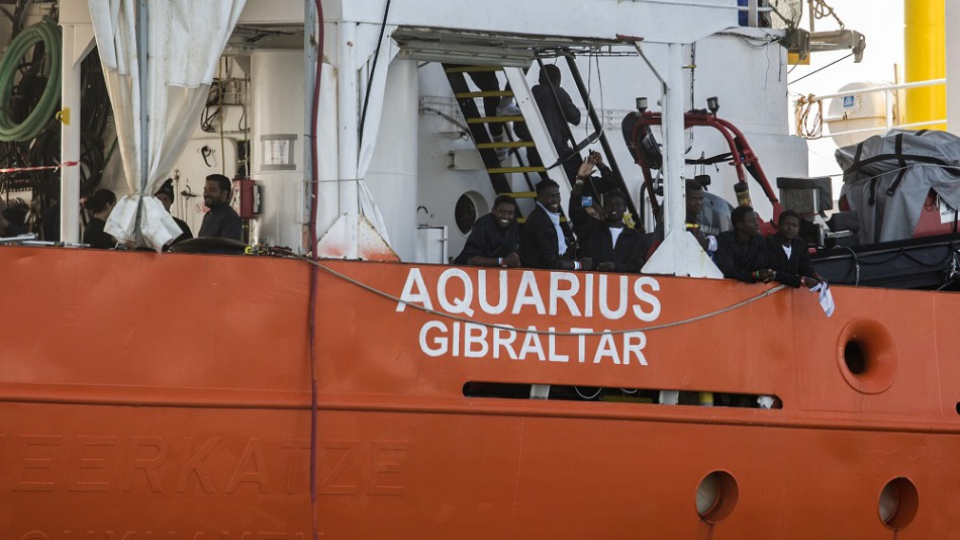  Záchranná loď Aquarius, ktorej Taliansko a Malta pred týždňom odopreli prístup do svojich prístavov, zakotvila vo východošpanielskom prístave Valencia v nedeľu 17. júna 2018.