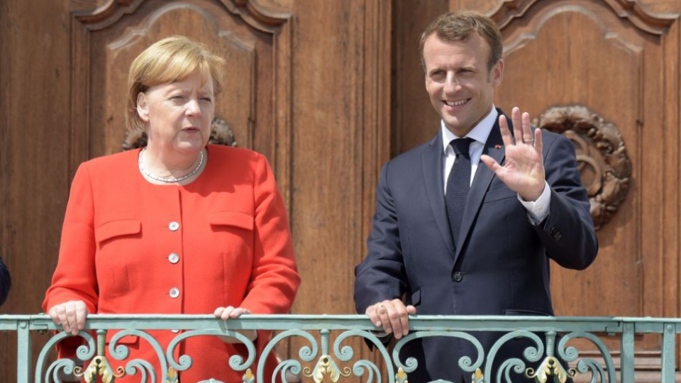 Francúzsky prezident Emmanuel Macron (vpravo) a nemecká kancelárka Angela Merkelová počas privítania 19. júna 2018 v nemeckom Mesebergu.