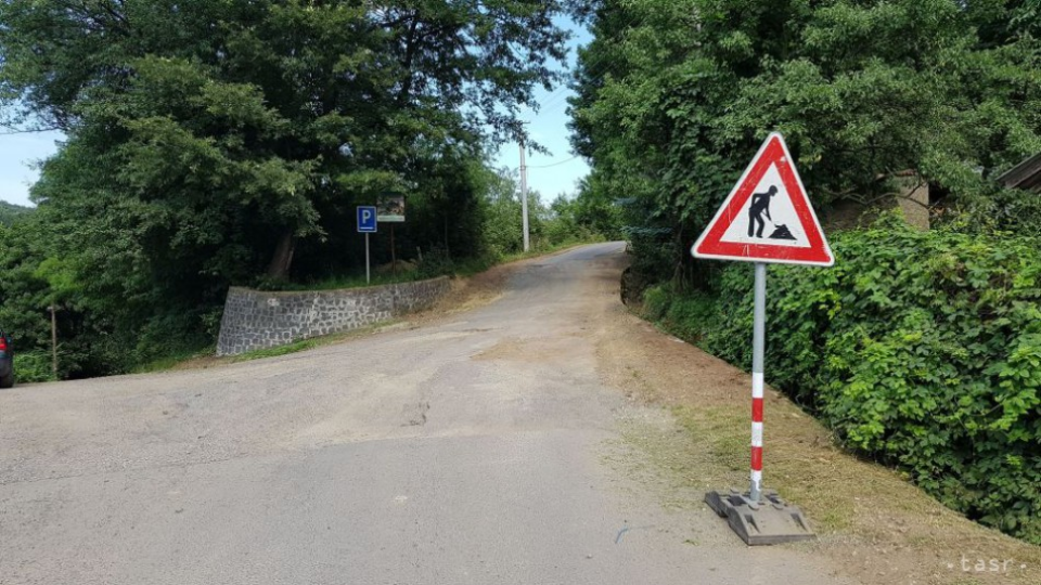 Na snímke začiatok prístupovej cesty k hradu Šomoška pred rekonštrukciou v Šiatorskej Bukovinke 19. júna 2018.