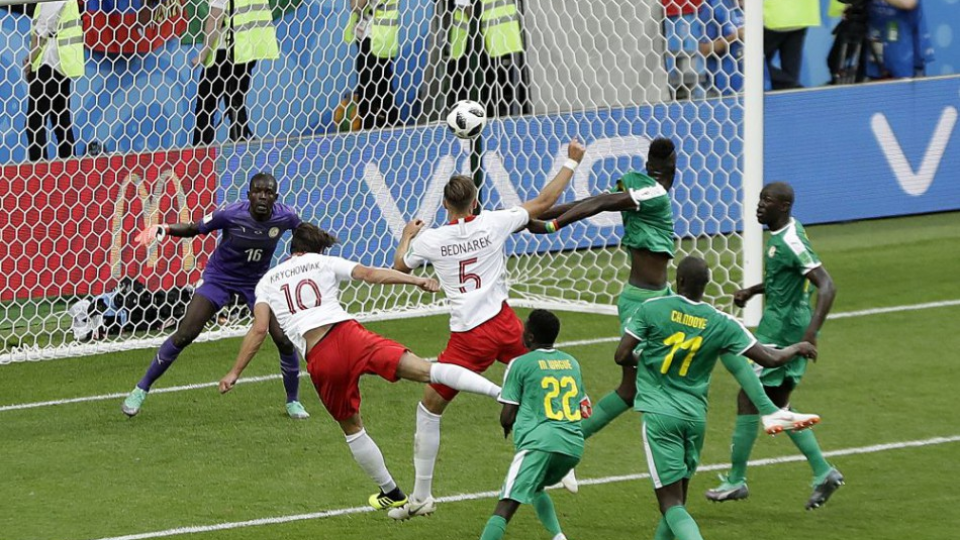 Poľský hráč Grzegorz Krychowiak(vľavo) strieľa gól v zápase základnej H-skupiny MS 2018 vo futbale Poľsko - Senegal v Moskve 19. júna 2018.