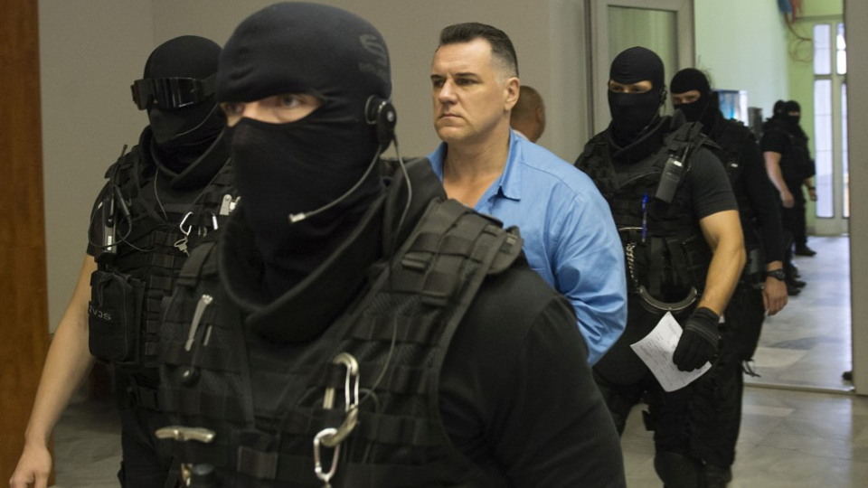 Na archívnej snímke Mikuláš Černák prichádza na súdne pojednávanie v sprievode justičnej stráže 27. júna 2016 v Bratislave. 