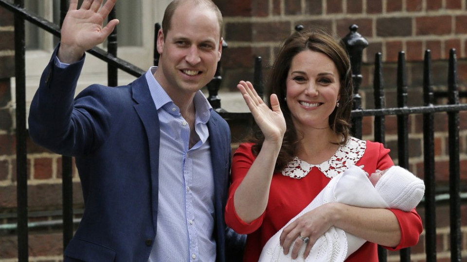 Britský princ William (vľavo) a Kate, vojvodkyňa z Cambridgeu odchádzajú so svojím novorodeným synom Luisom z nemocnice St. Mary v Londýne 23. apríla 2018. Manželka britského princa Williama, Catherine, porodila v pondelok syna, svoje tretie dieťa, v nemocnici v Londýne. Potomok je v poradí piatym v následníctve na trón.