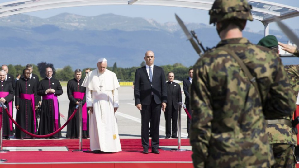 Švajčiarsky prezident Alain Berset (vpravo) víta pápeža Františka po jeho prílete na medzinárodnom letisku v Ženeve 21. júna 2018. Pápež František absolvuje jednodňovú návštevu švajčiarskej Ženevy, kde sa zúčastní na zasadnutí Svetovej rady cirkví. 