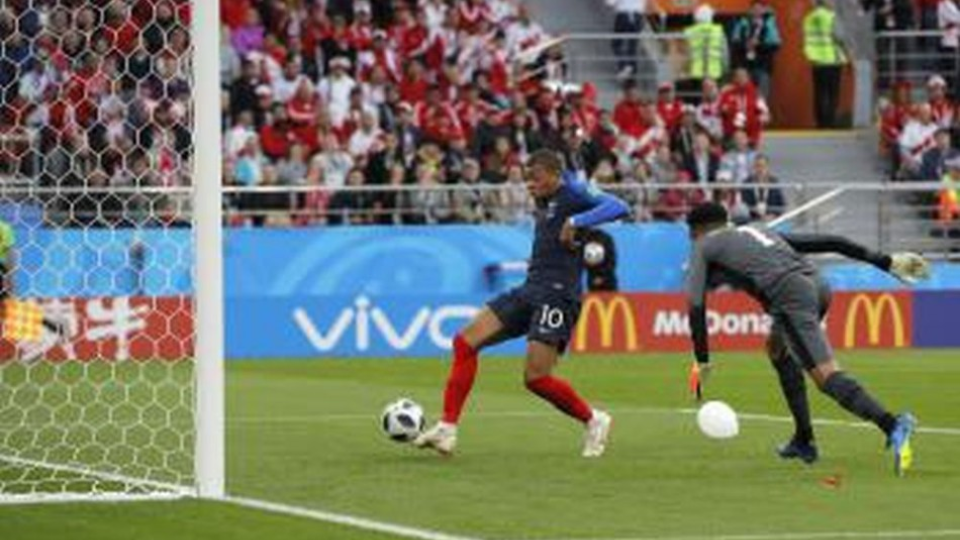 Na snímke vpravo francúzsky útočník Kylian Mbappé strieľa úvodný gól, vľavo prekonaný peruánsky brankár Pedro Gallese v zápase C-skupiny MS vo futbale Francúzsko - Peru v ruskom Jekaterinburgu vo štvrtok 21. júna 2018.