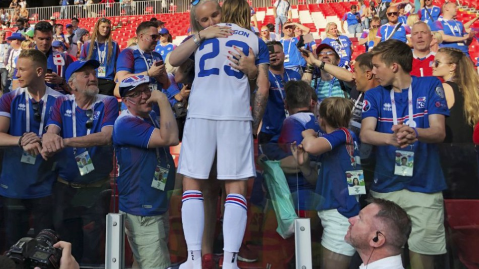 Futbalista Islandu Ari Skulason sa objíma so ženou po remíze 1:1 v zápase základnej D-skupiny Argentína - Island na MS vo futbale v Moskve 16. júna 2018. 