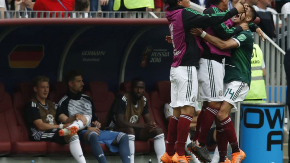  Mexickí futbalisti sa tešia po strelení gólu pred nemeckou striedačkou v zápase základnej F-skupiny medzi obhajcami titulu z Nemecka a Mexikom na MS vo futbale v Moskve 17. júna 2018. 
