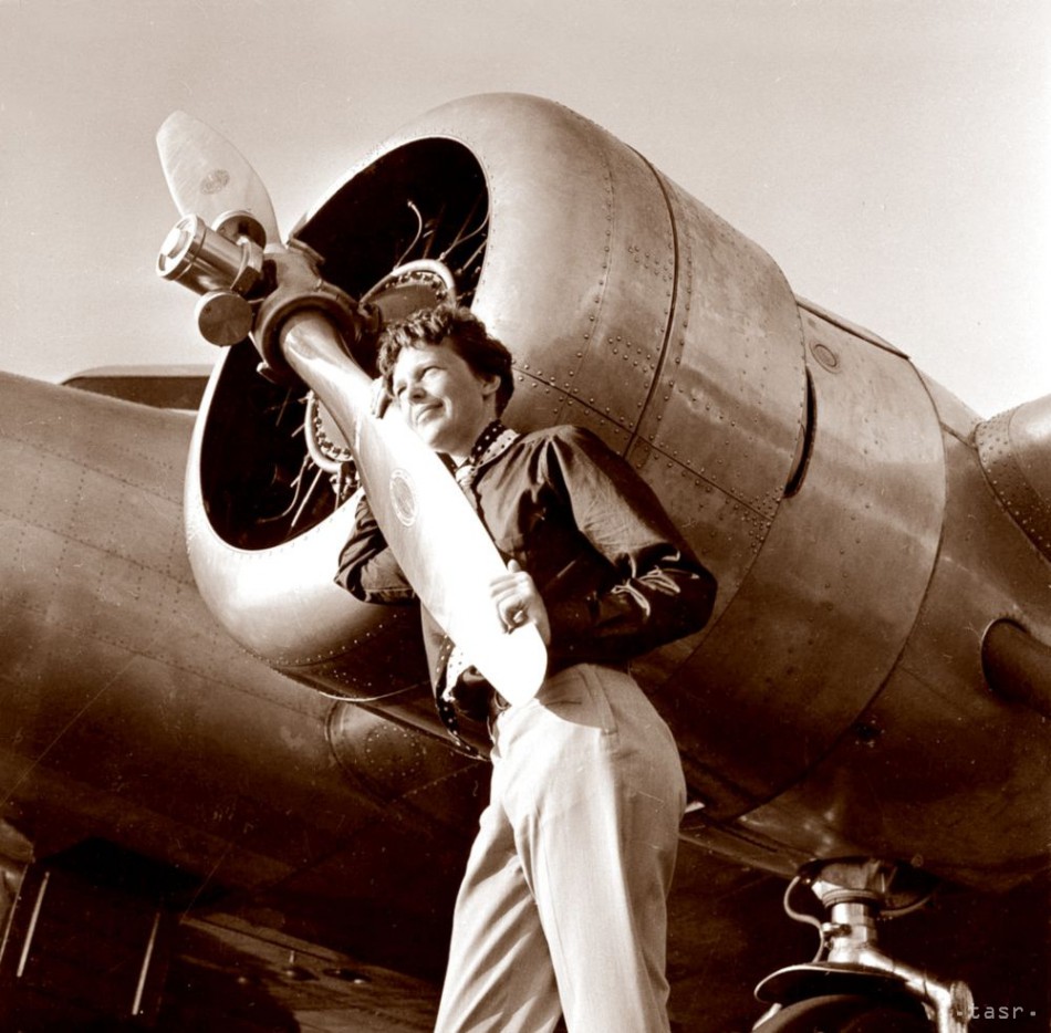 Na snímke z 20. mája 1937 je  americká aviatička Amelia Earhartová pri svojom lietadle Lockheed Elektra na letisku v juhokalifornskom Burbanku počas jej pokusu o oblet zemegule, ktorú nasnímal kameraman kalifornskej spoločnosti Paragon Agency Albert Bresnik.