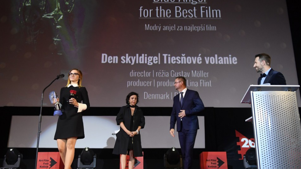 Záverečným ceremoniálom v košickej Kunsthalle sa skončil 26. ročník Medzinárodného filmového festivalu Art Film Fest v sobotu 23. júna 2018. Na snímke vľavo Ľubomíra Olejárová s cenou Modrý anjel za najlepší film Tiesňové volanie.