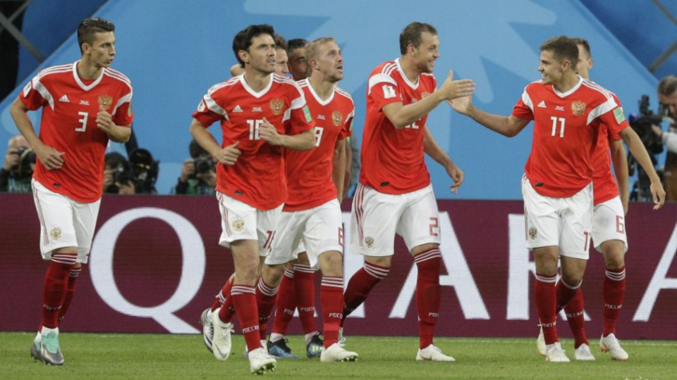 Na snímke futbalisti Ruska oslavujú gól v zápase A-skupiny MS vo futbale Rusko - Egypt v Petrohrade 19. júna 2018.