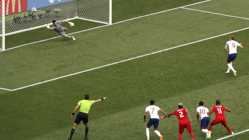 Na snímke vpravo  anglický útočník Harry Kane strieľa svoj druhý a piaty gól mužstva z penalty v zápase základnej G-skupiny MS vo futbale Anglicko - Panama v ruskom meste Nižnij Novgorod 24. júna 2018.