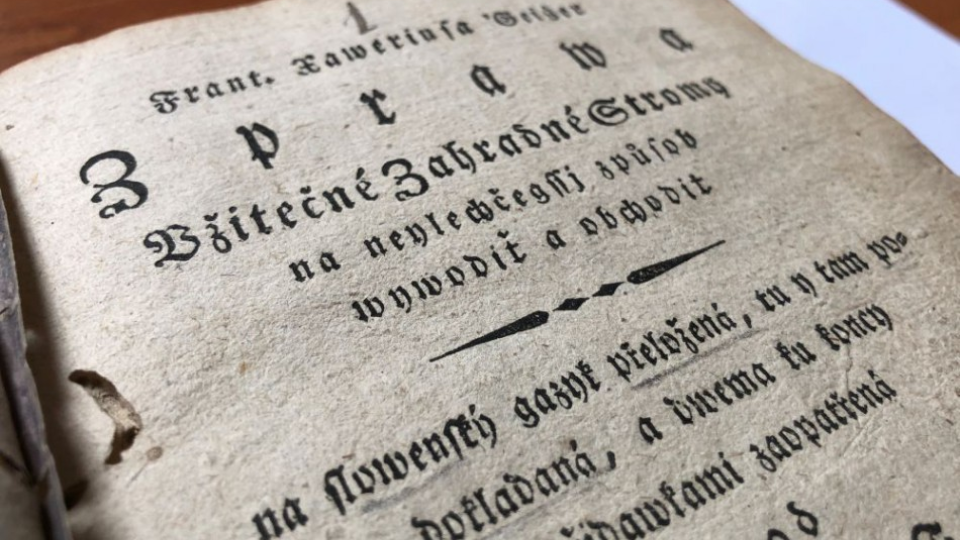 Na snímke detail knihy z roku 1803 s názvom Zpráva užitečné záhradné stromy na nejlechčejši způsob vyvodiť a obchodiť – na slovenský jazyk přeložená, tu i tam podokladaná a dvěma na konci přídavkami zaopatrená.