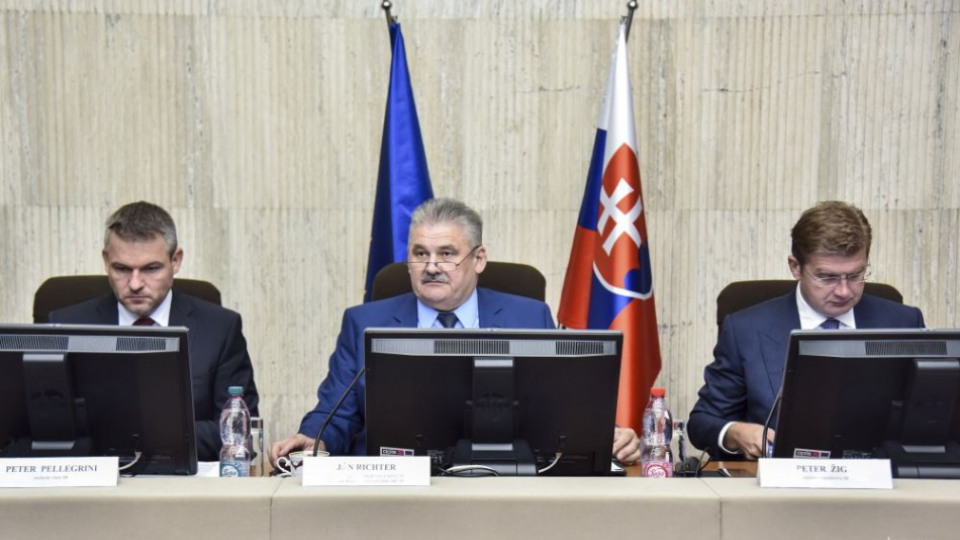 Na snímke zľava predseda vlády SR Peter Pellegrini, minister práce, sociálnych vecí a rodiny SR Ján Richter, minister hospodárstva SR Peter Žiga počas rokovania Hospodárskej a sociálnej rady SR 25. júna 2018 v Bratislave.