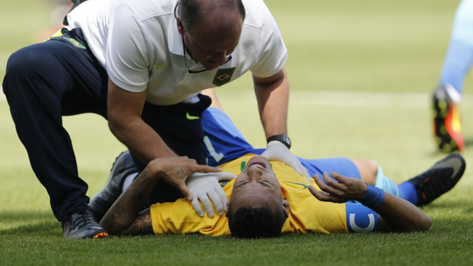 Na snímke brazílsky útočník Neymar leží zranený na ihrisku, archívna snímka.