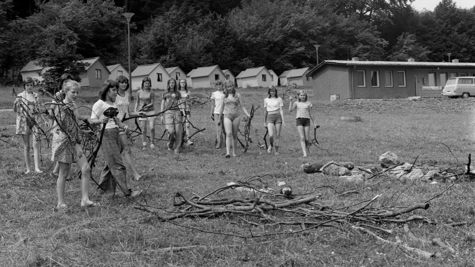 Na archívnej snímke z 18. júla 1975 pioniersky tábor Mier, sedem kilometrov od Chtelnice v okrese Trnava v malebnom horstve Malých Karpát.
