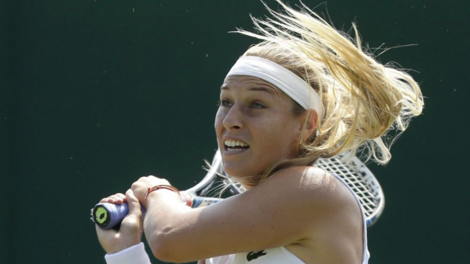 Slovenská tenistka Dominika Cibulková odvracia úder Francúzky Alize Cornetovej v zápase 1. kola ženskej dvojhry vo Wimbledone 3. júla 2018.