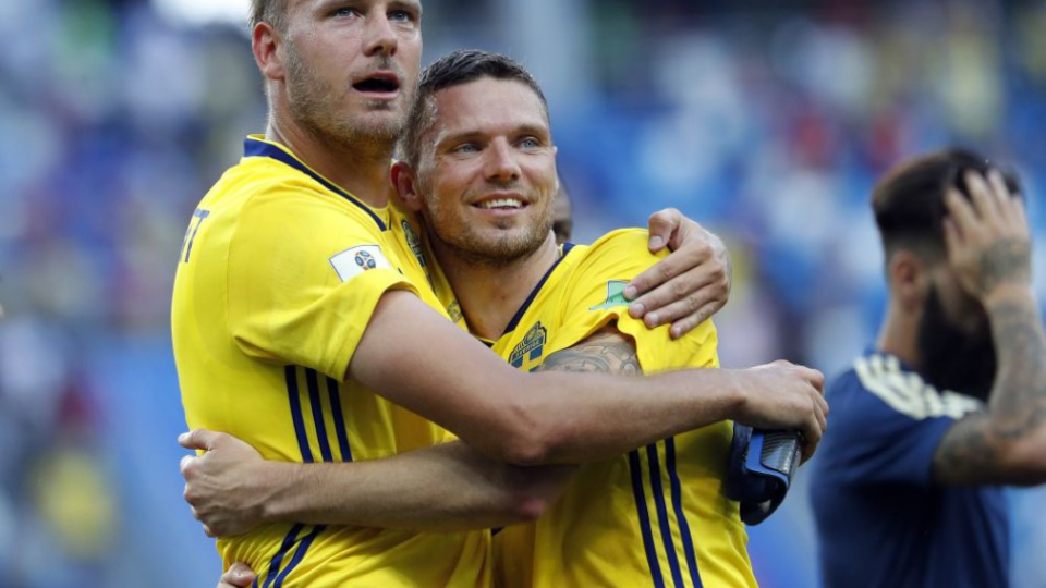 Švédski hráči Andreas Granqvist (vľavo) a Marcus Berg, archívna snímka.
