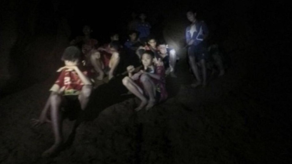 Dvanásti mladí futbalisti a ich tréner, ktorých našli živých po vyše týždennom pátraní v jaskyni na severe Thajska 2. júla 2018.