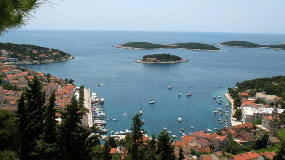 Na snímke pohľad na chorvátske ostrovné mesto Hvar.