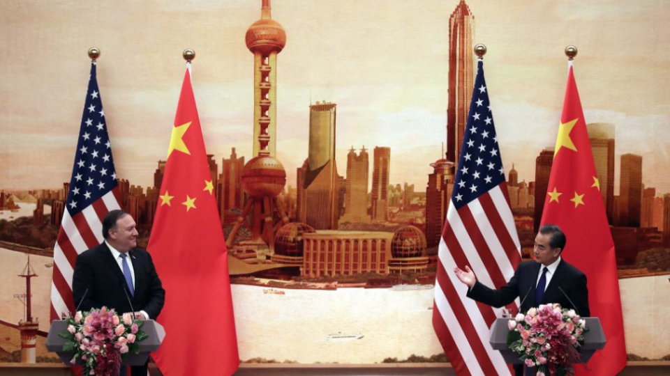 Americký minister zahraničných vecí Mike Pompeo (vľavo) a čínsky minister zahraničných vecí Wang I počas tlačovej konferencie 14. júna 2018 v Pekingu.